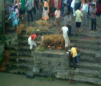 DSCF0102. Nepal, Pashupatinath, Leichenverbrennung